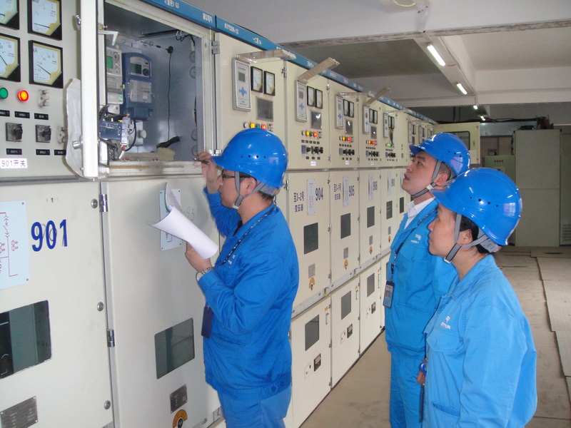 中環(huán)學(xué)校 焊工辦理畢業(yè)照