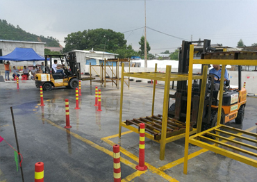 叉車的例行檢查、叉車運行路線是否正確、叉車倒庫不出線/不撞到標桿、指定