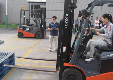 操作叉車前檢查、避讓障礙物、叉車倒車行駛要求、叉車停車放置及行為規范。